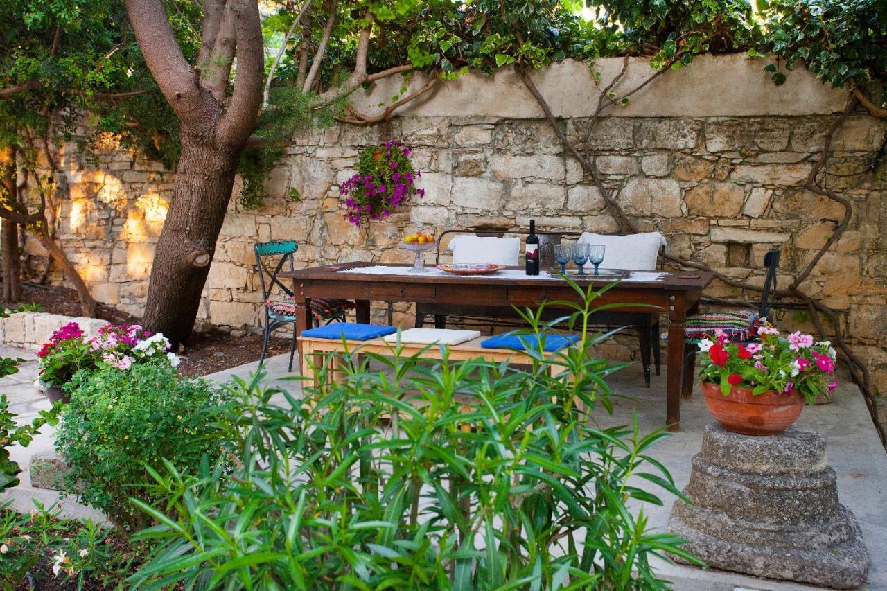 Maison d'hôtes Cecilias Courtyard à Malya Extérieur photo