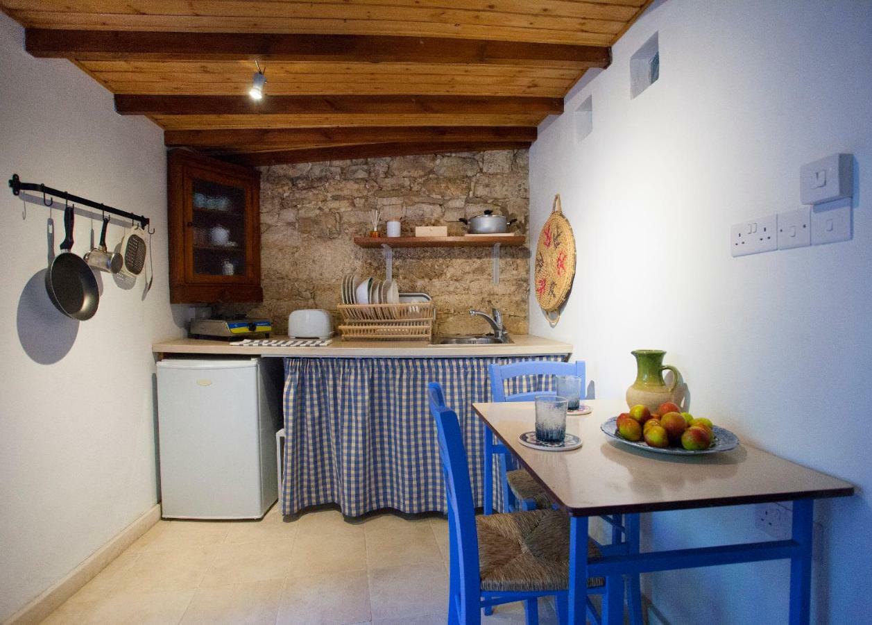Maison d'hôtes Cecilias Courtyard à Malya Extérieur photo