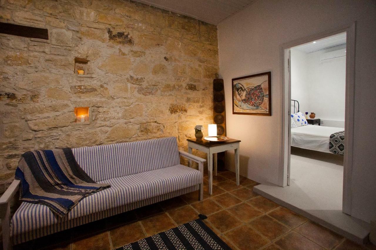 Maison d'hôtes Cecilias Courtyard à Malya Extérieur photo